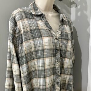 Weatherproof Vintage V Neck Flannel Button Down in Green/Tan Plaid